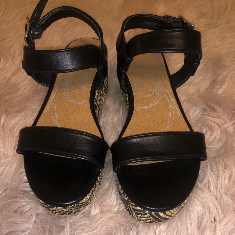 black wedges